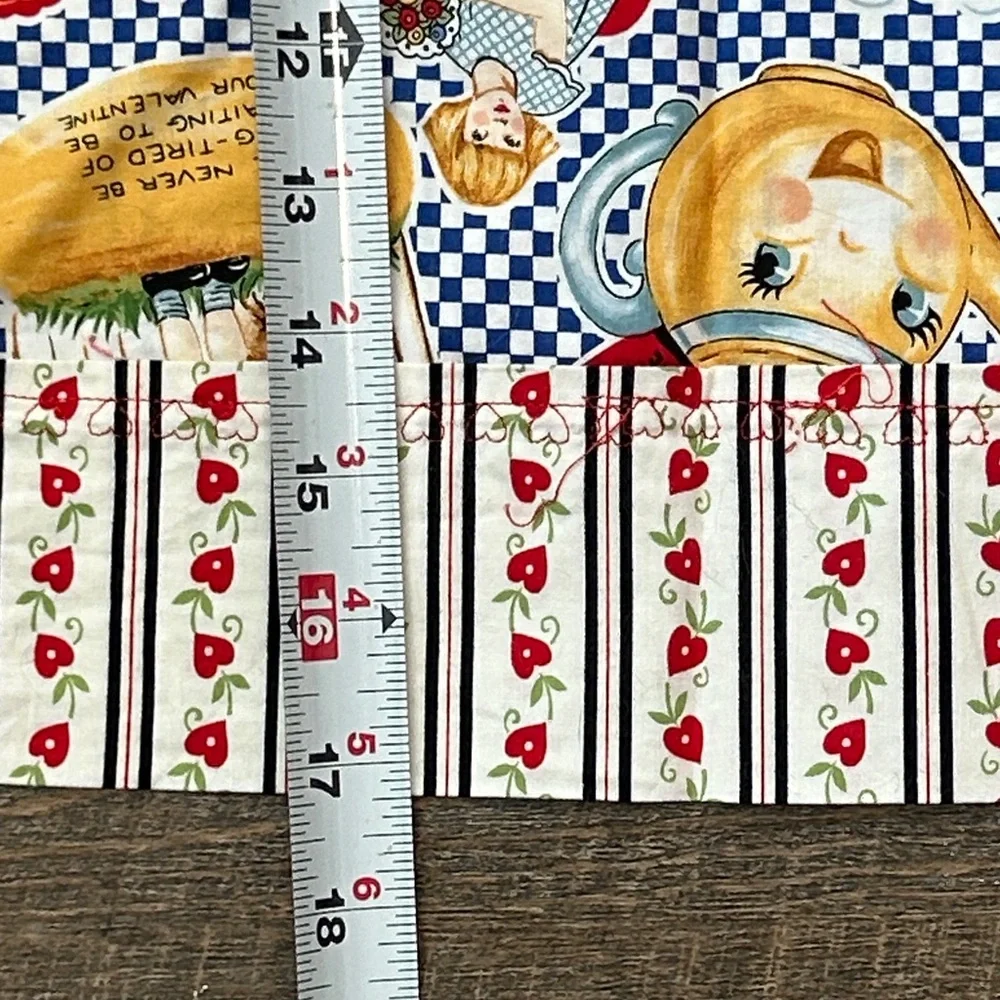 Valentines Day‎ quilted table runner with a vintage-style motif  hearts, gingham